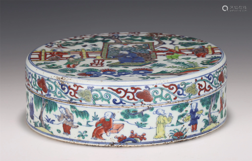 A CHINESE DOU-CAI GLAZED PORCELAIN CIRCULAR BOX & COVER