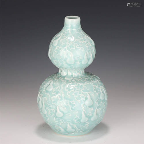 A CHINESE MONOCHROME GLAZED DOUBLE-GOURDS VASE