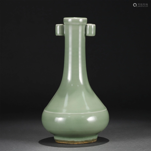 A CHINESE RU-TYPE GLAZED PORCELAIN ARROW VASE