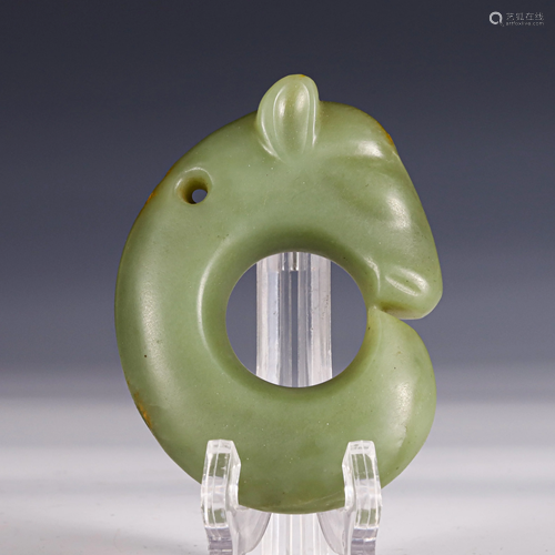 A CHINESE CARVED JADE PENDANT