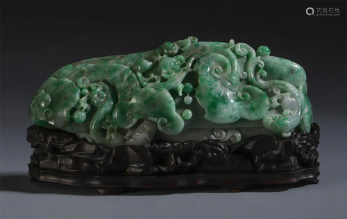 A CHINESE JADEITE CARVED BEAST DECORATION