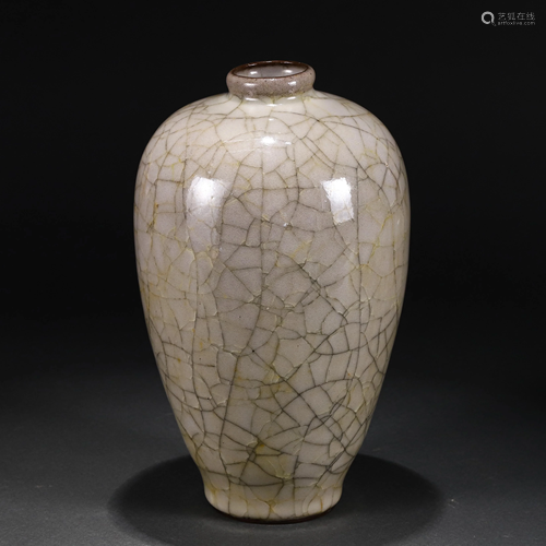 A CHINESE GUAN-TYPE CRACK GLAZED PORCELAIN VASE