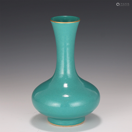 A CHINESE GOLD-MOUNTED GREEN GLAZED PORCELAIN VASE