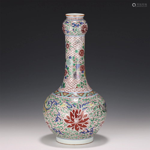 A CHINESE WU-CAI GLAZED FLORAL PORCELAIN VASE