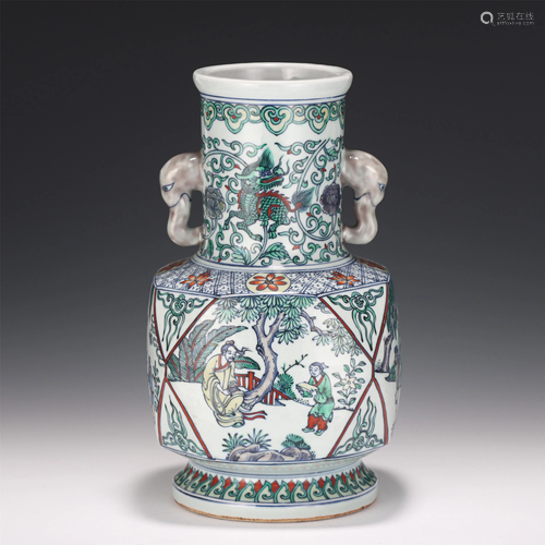 A CHINESE WU-CAI GLAZED VASE WITH DOUBLE HANDLES