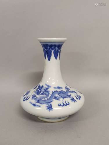 CHINE. Petit VASE baluste à panse aplatie en porcelaine bleu...