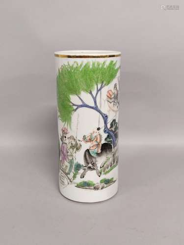 CHINE. VASE rouleau en porcelaine à décor polychrome d'un pa...