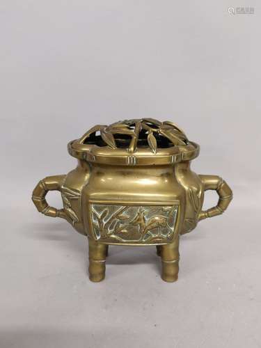 CHINE. BRULE-PARFUM en bronze doré à décor de bambous, le pi...