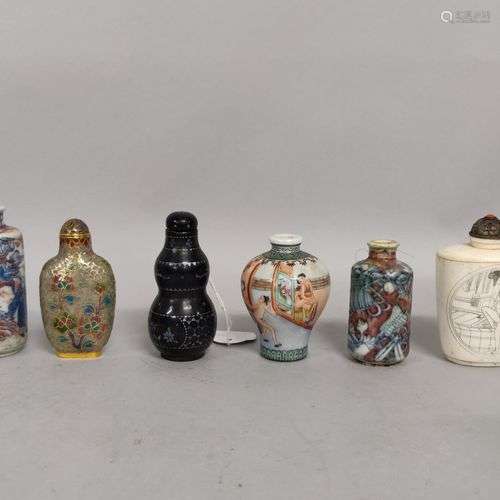 CHINE. Lot de 6 TABATIÈRES en porcelaine, émaux de plique, b...