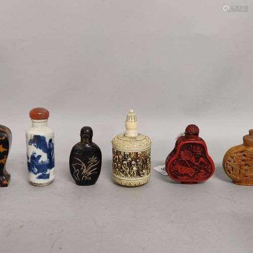 CHINE. Lot de 6 TABATIÈRES en porcelaine, bois, laque de cin...