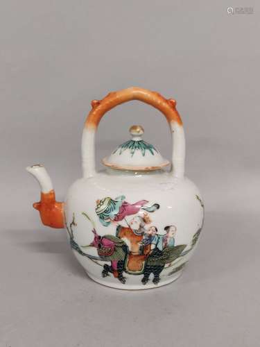 CHINE. Petite THEIERE en porcelaine à décor polychrome de pe...