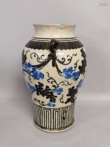 CHINE. VASE en grès porcelaineux craquelé à décor en bleu d'...