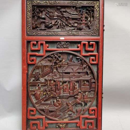 CHINE. PORTE de CABINET en laque rouge ornée de deux bas-rel...