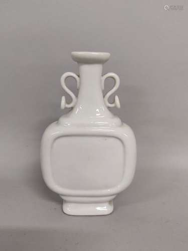 CHINE. VASE en porcelaine blanche dite Blanc de Chine, la pa...