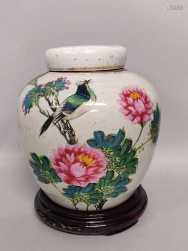 CHINE. POT à GINGEMBRE en porcelaine émaillée polychrome à d...