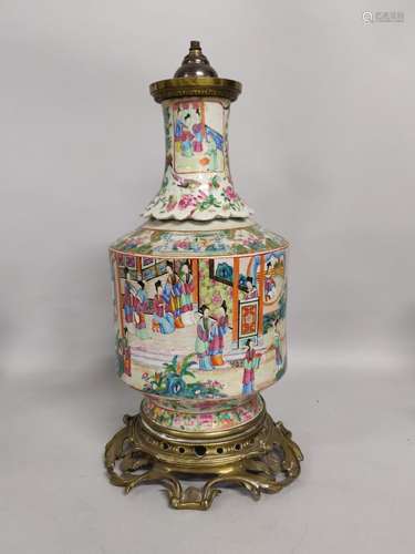 CHINE, Canton. VASE en porcelaine à panse cylindrique et col...