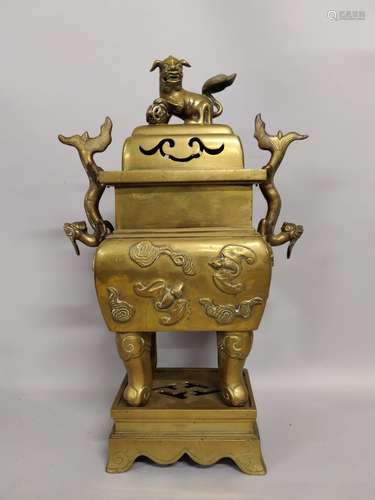 CHINE. Important BRÛLE-PARFUM en bronze doré, à décor en bas...