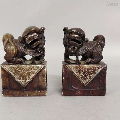 CHINE. PAIRE DE CACHETS en pierre dure sculptée sommées de c...