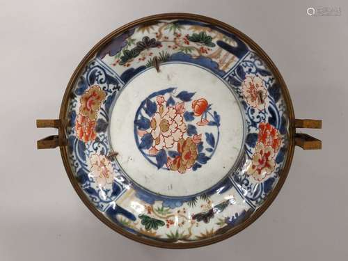 JAPON. PLAT en porcelaine à décor Imari de feuillages fleuri...