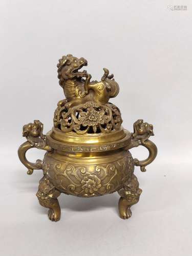 CHINE. BRULE-PARFUM en bronze, la panse à décor de rinceaux ...