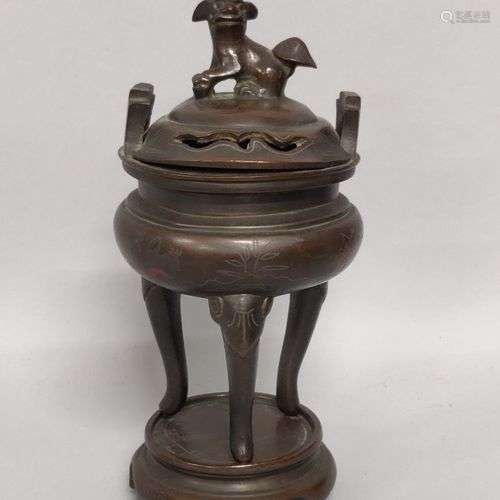 CHINE. Petit BRULE-PARFUM tripode en bronze surmonté d'un ch...