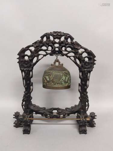 CHINE. CLOCHE de TEMPLE en bronze orné de dragons et son sup...