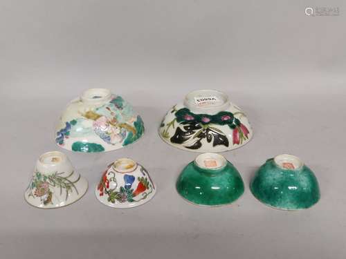 CHINE. Lot de bols en porcelaine à décor polychrome dont une...