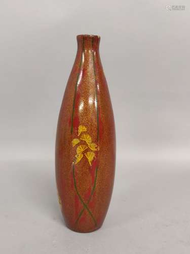 VIETNAM. VASE piriforme en bois à décor de laque verte et or...