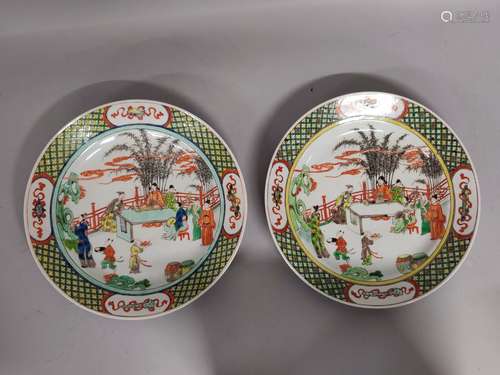 CHINE. Paire de PLATS circulaires en porcelaine à décor en é...