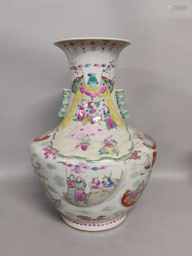 CHINE. Important VASE en porcelaine à décor en émaux de la F...