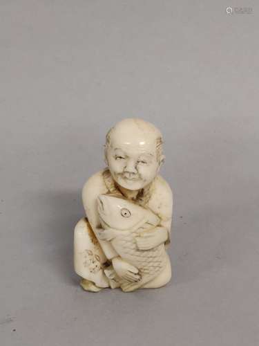 JAPON. NETSUKE en ivoire sculpté, gravé et patiné représenta...