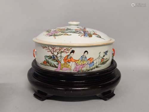 CHINE. SOUPIERE couverte de forme circulaire en porcelaine à...