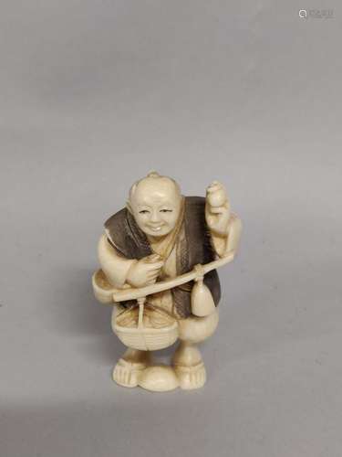 JAPON. NETSUKE en ivoire sculpté représentant un personnage ...