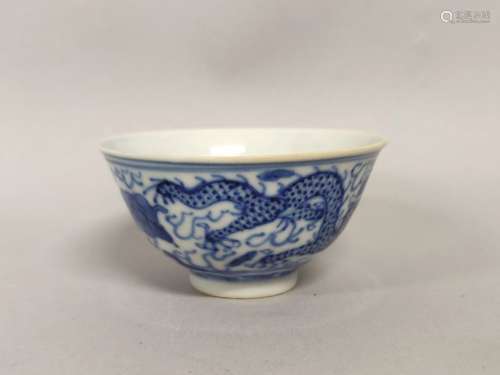 CHINE. SORBET en porcelaine à décor bleu blanc d'un dragon. ...