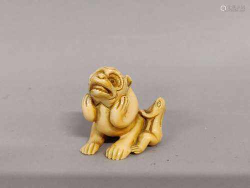 JAPON. NETSUKE en ivoire sculpté, patiné et gravé figurant u...