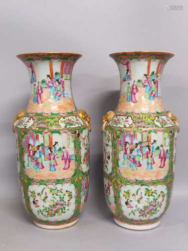 CHINE, Canton. Paire de VASES en porcelaine à décor de scène...