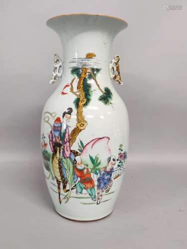 CHINE. VASE balustre en porcelaine à décor polychrome d'une ...