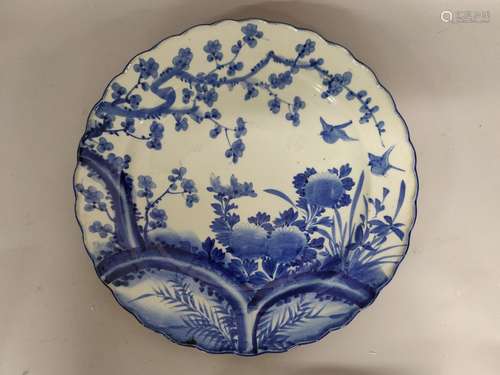 JAPON (?). Plat rond en porcelaine à bordure contournée déco...