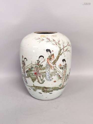 CHINE. POT à GINGEMBRE en porcelaine à décor polychrome d'él...