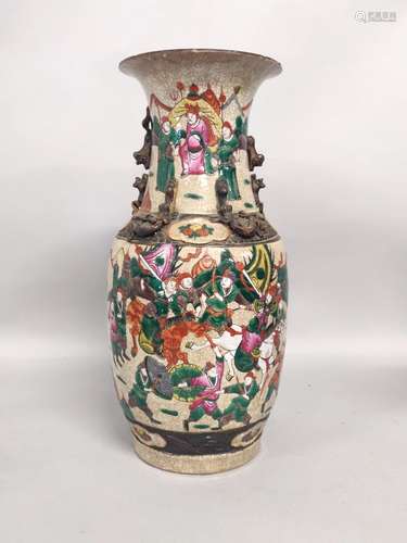 CHINE, Nankin. VASE en grès porcelaineux à décor polychrome ...