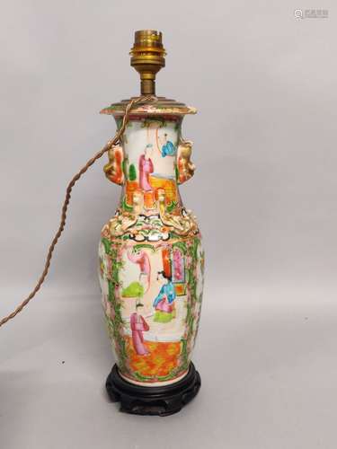 CHINE, Canton. VASE en porcelaine à décor de scènes de palai...