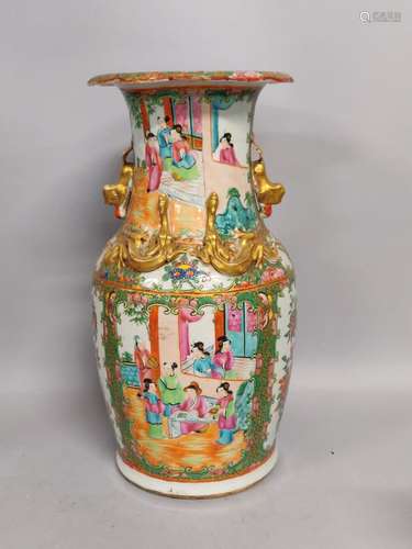 CHINE, Canton. VASE en porcelaine à décor polychrome de scèn...