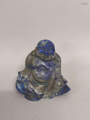 CHINE. MAGOT en lapis-lazuli sculpté sur un socle en bois. H...