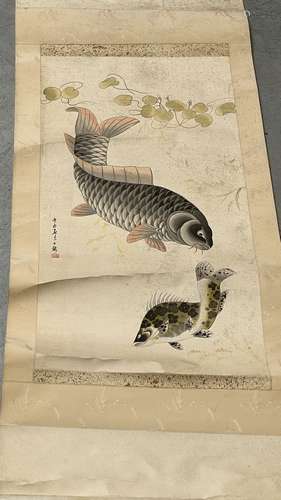 JAPON. ROULEAU vertical figurant deux poissons. Encre sur so...