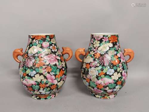 CHINE. Paire de VASES ovoïdes en porcelaine à décor polychro...