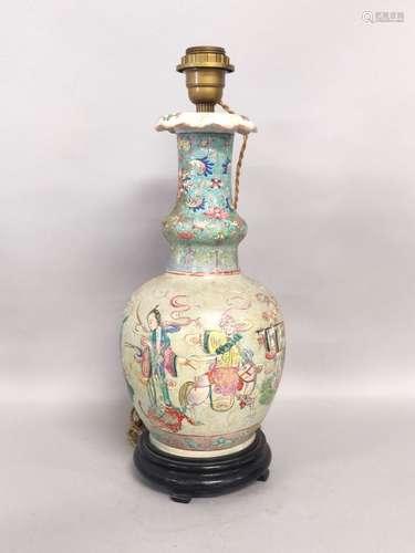 CHINE. VASE en porcelaine à décor polychrome de dignitaires....