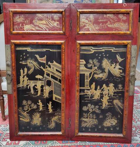 CHINE. Deux PORTES de CABINET en bois laqué rouge orné de qu...