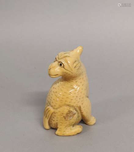 JAPON. NETSUKE en ivoire sculpté, gravé et patiné représenta...