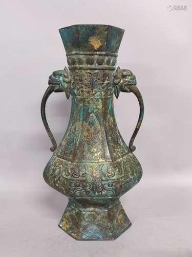 CHINE. VASE en bronze les anses en forme de têtes d'éléphant...