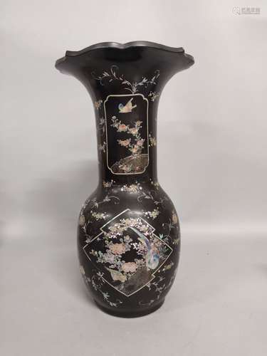 CHINE. VASE à panse ovoïde en porcelaine à couverte noire et...